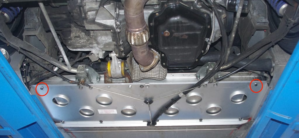 Offener Unterboden nach Demontage des großen Bodenblechs.