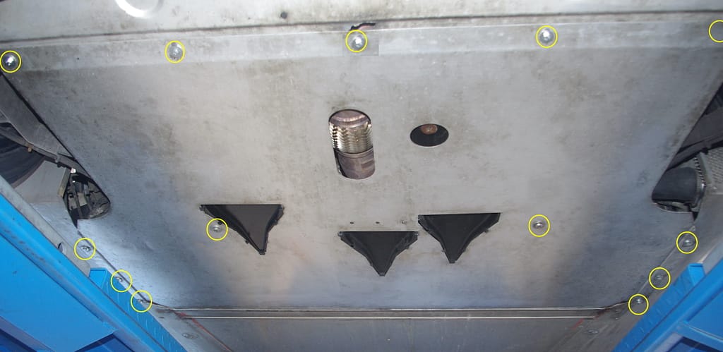 Geschlossener Unterboden des Opel Speedster. Befestigungsschrauben des Bodenblechs sind eingezeichnet.